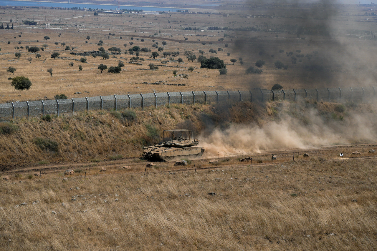 An Israeli tank drives along the ceasefire line between the Israeli-occupied Golan Heights and Syria, on its Israeli side, Thursday. (Reuters-Yonhap)