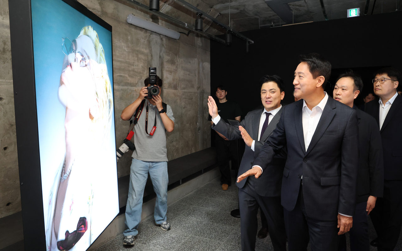 Seoul Mayor Oh Se-hoon (front) visits K-Culture Station during its opening ceremony, Monday in central Seoul. (Yonhap)