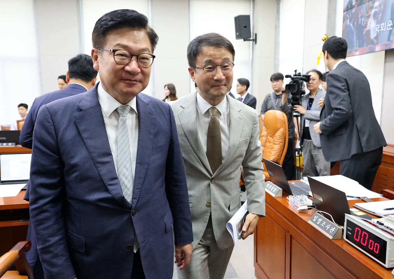 한병도(오른쪽) 더불어민주당 원내대표와 정점식 국민의힘 원내대표가 24일 국회에서 정회된 운영위원회 전체회의에서 나란히 이석하고 있다. [연합]
