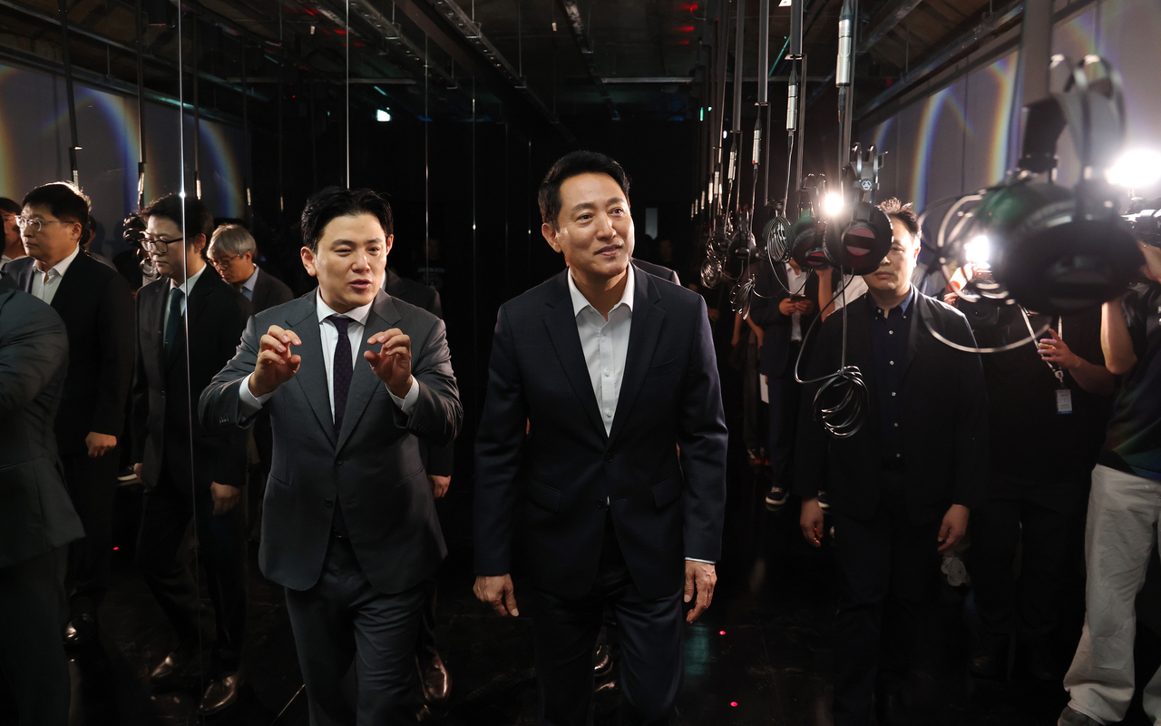 Seoul Mayor Oh Se-hoon (front) visits K-Culture Station during its opening ceremony, Monday in central Seoul. (Yonhap)