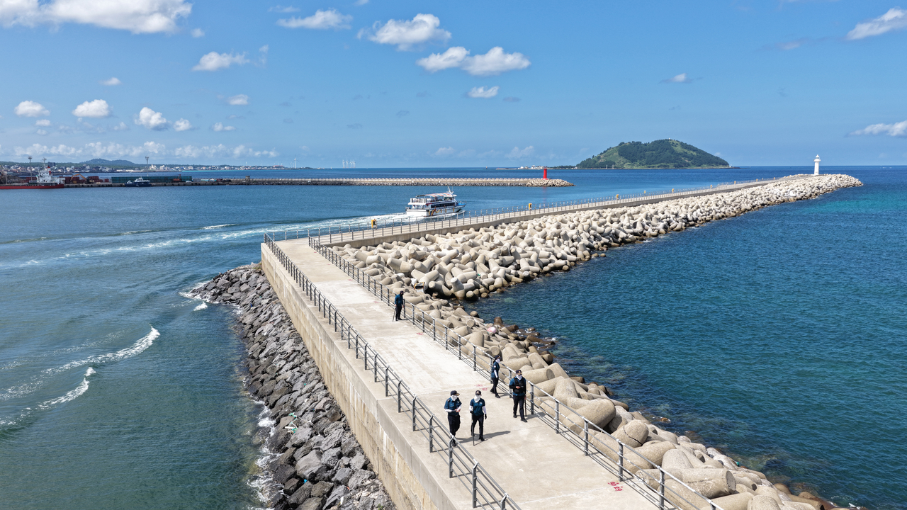 Police search the area around Hallim Port in Jeju City on Monday for missing woman Jang Mi-ran. (Yonhap)