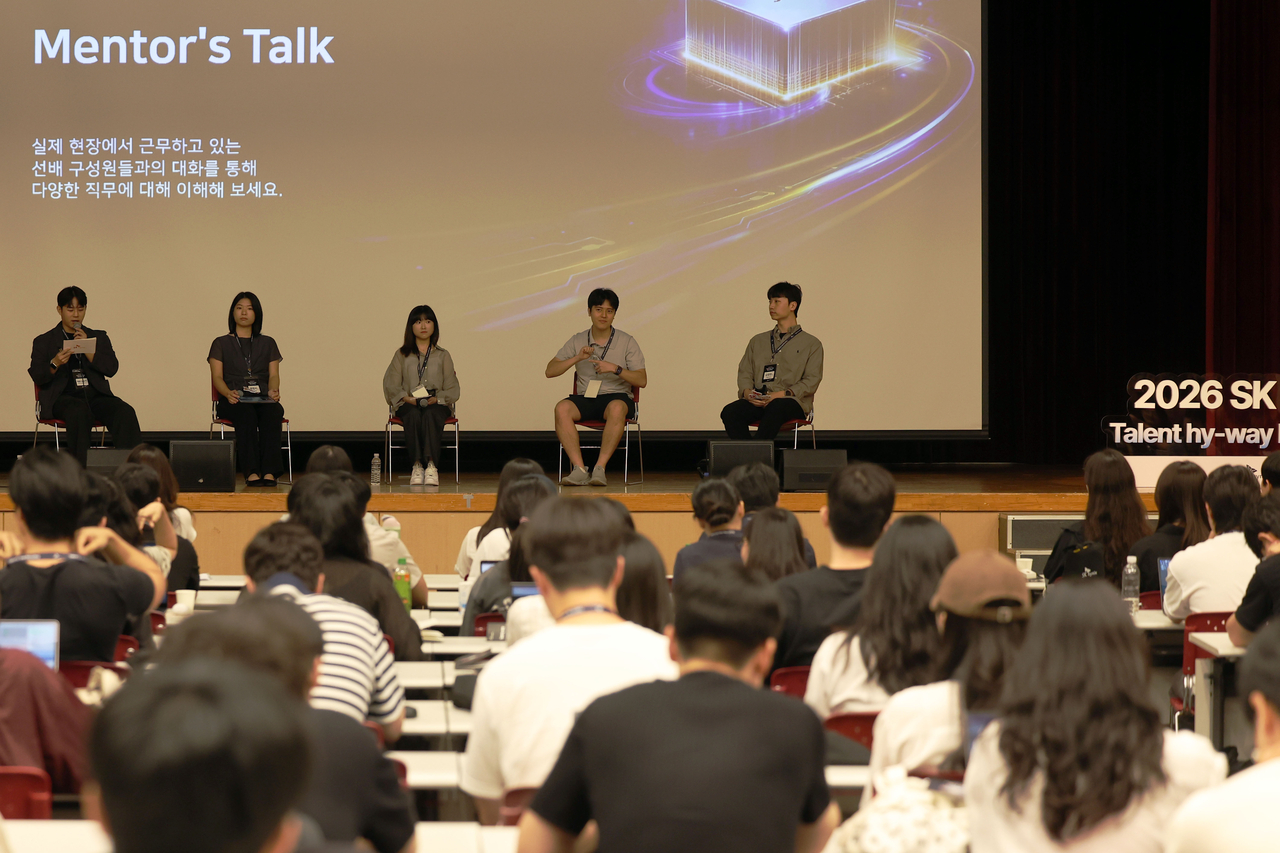24일 오전 전남광주 서구 김대중컨벤션센터에서 열린 2026 SK하이닉스 채용설명회에서 구직자들이 재직자들과 만나 소통하고 있다. <연합뉴스>