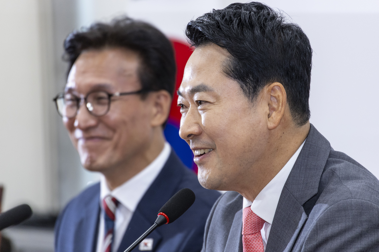 Democratic Party chair Rep. Kim Min-seok (left) and People Power Party chair Rep. Jang Dong-hyeok meet in the National Assembly on Monday. (Yonhap)