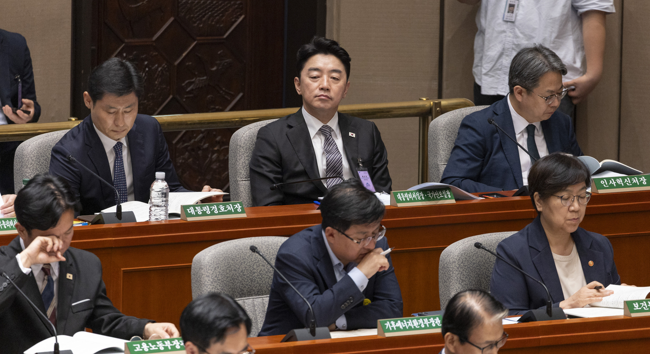 강훈식 대통령 비서실장이 24일 국회에서 열린 예산결산특별위원회 전체회의에 출석해 있다. [연합]