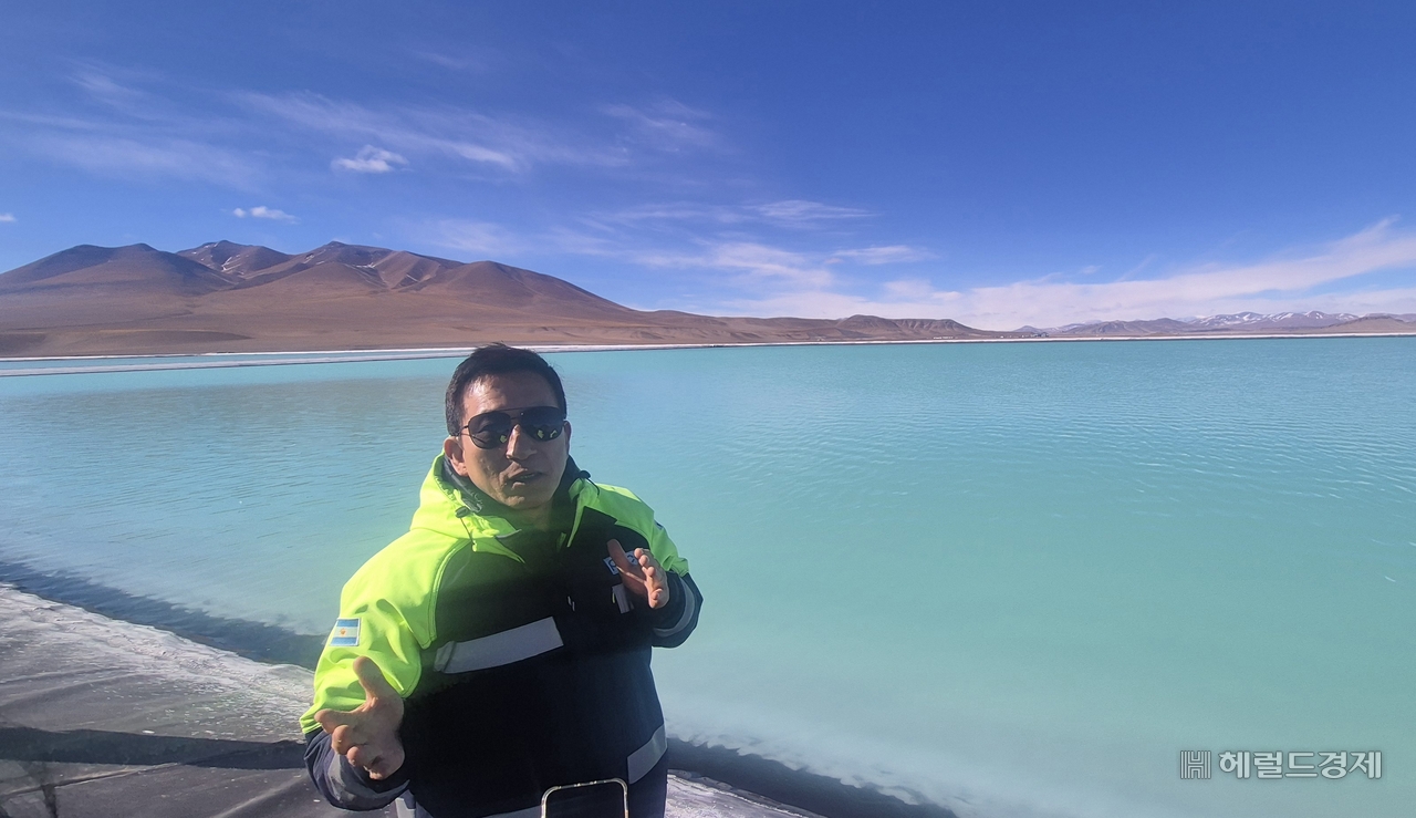Seo Seok-jong, head of construction and infrastructure at Posco Argentina, explains the production process at the Hombre Muerto salt flat lithium evaporation ponds on Wednesday (local time). [Photo by Jeong Gyeong-su]