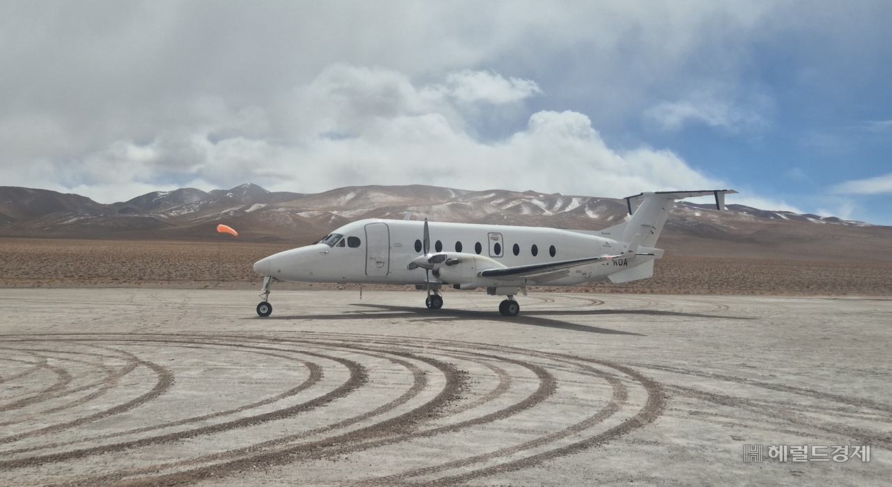A light aircraft lands on a runway at an altitude of 4,000 meters in Argentina, where the Posco Argentina lithium operation is located, on Wednesday (local time).