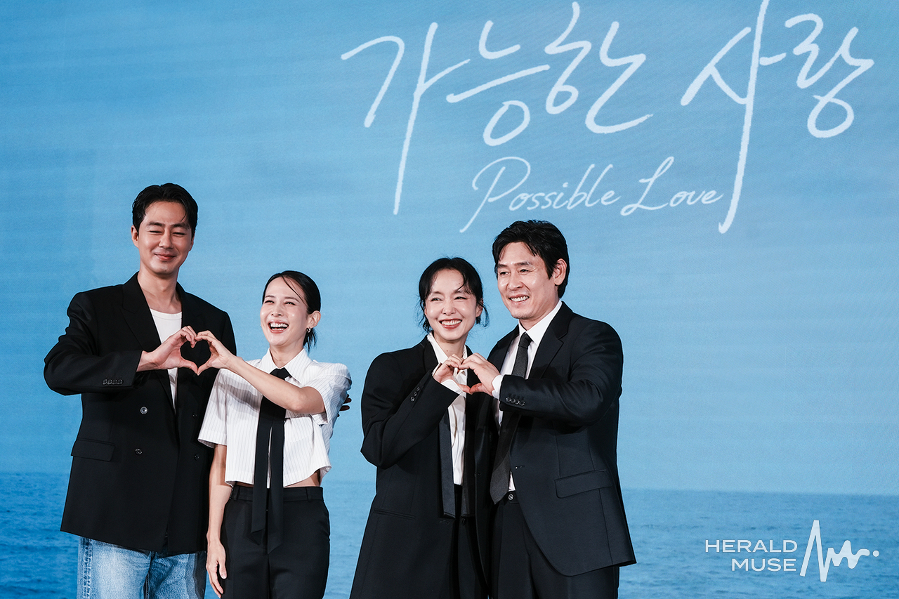 [헤럴드뮤즈=민경빈 기자] 배우 조인성, 조여정, 전도연, 설경구가 25일 오전 서울 마포구 호텔 나루 서울 엠갤러리에서 진행된 넷플릭스 영화 ‘가능한 사랑’ (감독 이창동)제작보고회에 참석해 포토타임을 갖고 있다.