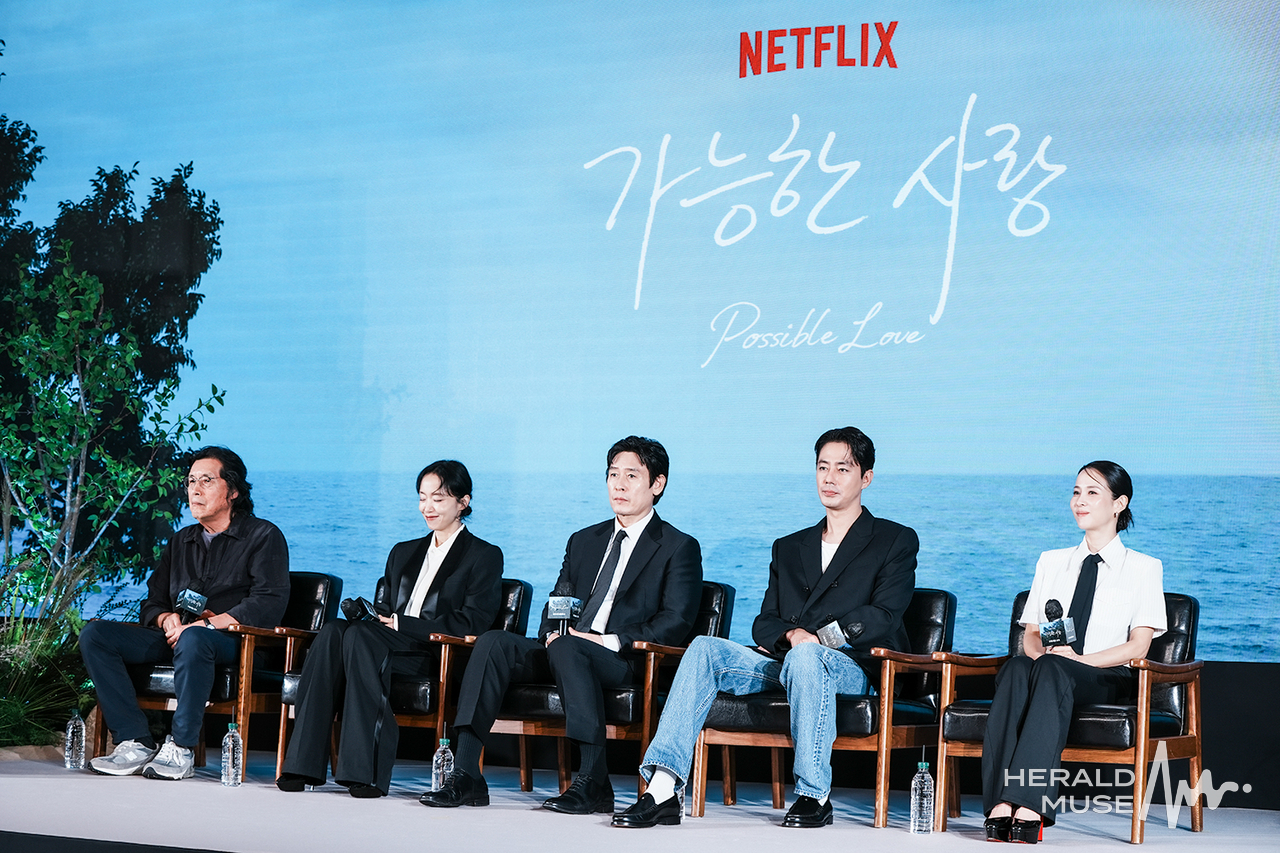 [헤럴드뮤즈=민경빈 기자] 배우 조인성, 조여정, 이창동 감독, 전도연, 설경구가 25일 오전 서울 마포구 호텔 나루 서울 엠갤러리에서 진행된 넷플릭스 영화 ‘가능한 사랑’ (감독 이창동)제작보고회에 참석해 소감을 전하고 있다.