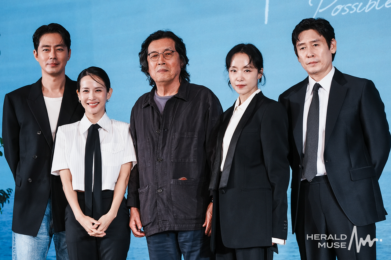 [헤럴드뮤즈=민경빈 기자] 배우 조인성, 조여정, 이창동 감독, 전도연, 설경구가 25일 오전 서울 마포구 호텔 나루 서울 엠갤러리에서 진행된 넷플릭스 영화 ‘가능한 사랑’ (감독 이창동)제작보고회에 참석해 포토타임을 갖고 있다.