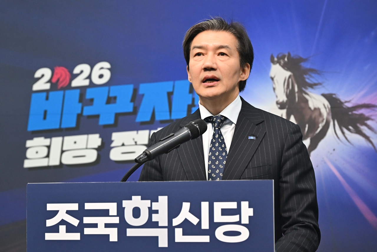 조국 조국혁신당 대표가 11일 오전 서울 여의도 국회에서 열린 최고위원회의에서 더불어민주당의 연대·통합 추진 준비위 구성 제안에 대한 입장을 밝히고 있다. 이상섭 기자