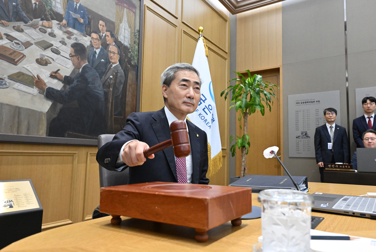 신현송 한국은행 총재가 지난달 16일 오전 서울 중구 한국은행에서 열린 금융통화위원회 본회의에 참석해 의사봉을 두드리고 있다. 임세준 기자