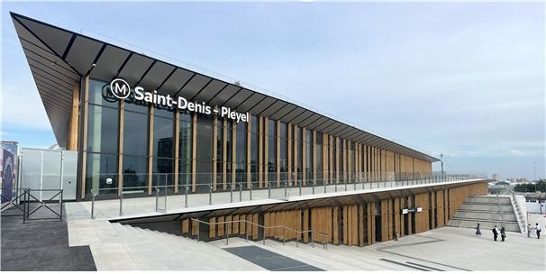 프랑스 생드니 플레옐(Saint-Denis Pleyel)역 전경.
그랑 파리 익스프레스(Grand Paris Express)의 핵심 거점인 생드니-플레옐역.
2024년 14호선 연장과 함께 개통됐으며, 향후 15·16·17호선이 연결되면
하루 25만 명이 이용하는 대형 환승거점이 될 전망이다.
2024 파리 올림픽 때는 스타드 드 프랑스와
올림픽 수영경기장으로 향하는 관문 역할을 했다.
[사진 : Chabe01/Wikimedia Commons, CC BY-SA 4.0]