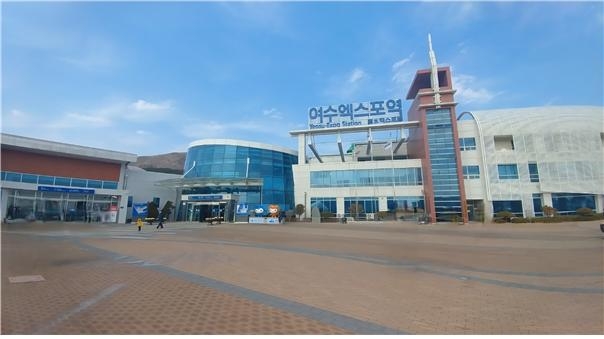 여수엑스포역은 2012 여수세계박람회에 대비해 2009년 현재 위치로 이전·신축된 전라선 KTX 종착역이다.
서울에서 약 3시간대에 닿아 수도권과 남해안 관광도시를 잇는 철도 관문 역할을 한다.
[사진 : Altostratus/Wikimedia Commons (CC BY-SA 4.0), 인물 일부 편집]