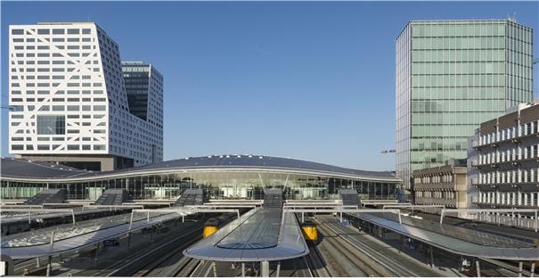 란트스타트의 중심 철도거점인 네덜란드
위트레흐트 중앙역(Utrecht Centraal).
평균 평일 약 18만 명이 승하차하는 네덜란드 최대
철도역으로, 암스테르담·로테르담·헤이그 등
주요 도시를 대체로 30~40분대에 연결한다.
여러 도시가 하나의 생활권과 경제권으로
작동하게 하는 핵심 노드다.
[사진 : Rob Dammers/Wikimedia Commons, CC BY 2.0]