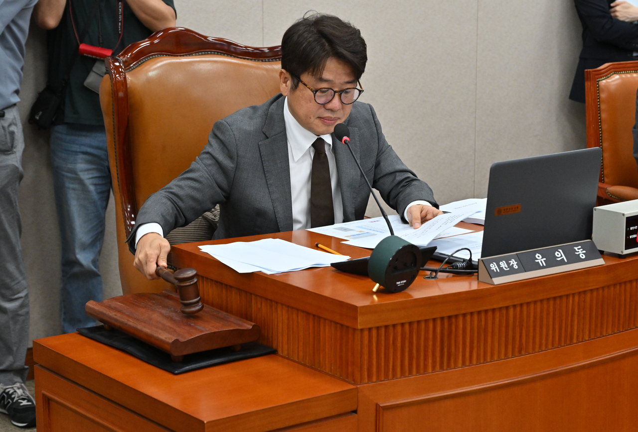 유의동 국회 국토위원장이 21일 오전 서울 여의도 국회에서 열린 국토교통위원회 전체회의에서 의사봉을 두드리고 있다. 임세준 기자