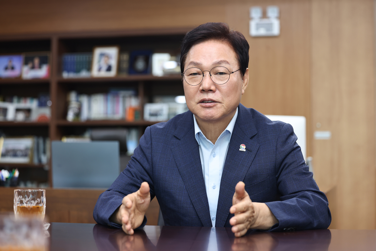 박완수 경남도지사가 지난 21일 경남도청 도지사실에서 헤럴드경제와 인터뷰에서 “재난을 총괄하는 통합지원센터를 만들겠다”고 말했다. [경남도 제공]