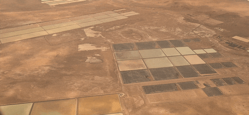 An aerial view of the Posco Argentina lithium evaporation ponds at the Hombre Muerto salt flat, photographed from the aircraft on Wednesday (local time). The upstream facility concentrates lithium through natural brine evaporation.