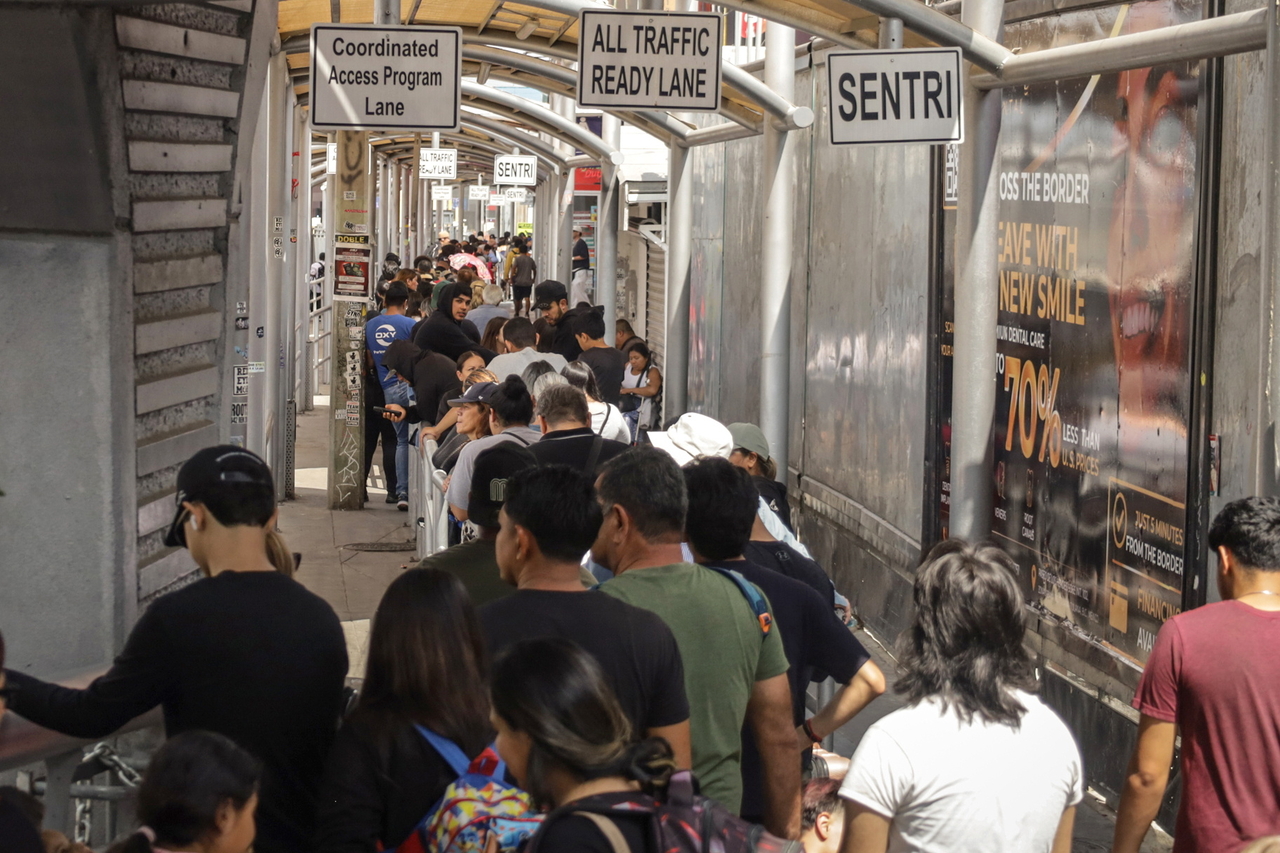 People line up to cross into the United States at the San Ysidro International Port of Entry in Tijuana, Baja California, Mexico, Thursday. 　 (EPA-Yonhap)