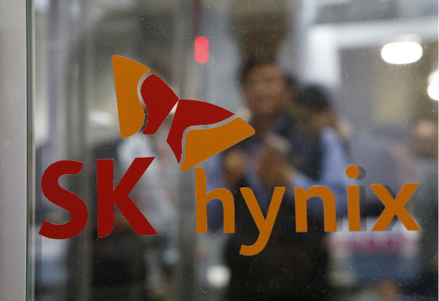 An employee walks past the logo of SK Hynix at its headquarters in Seongnam, Gyeonggi Province (Reuters-Yonhap)
