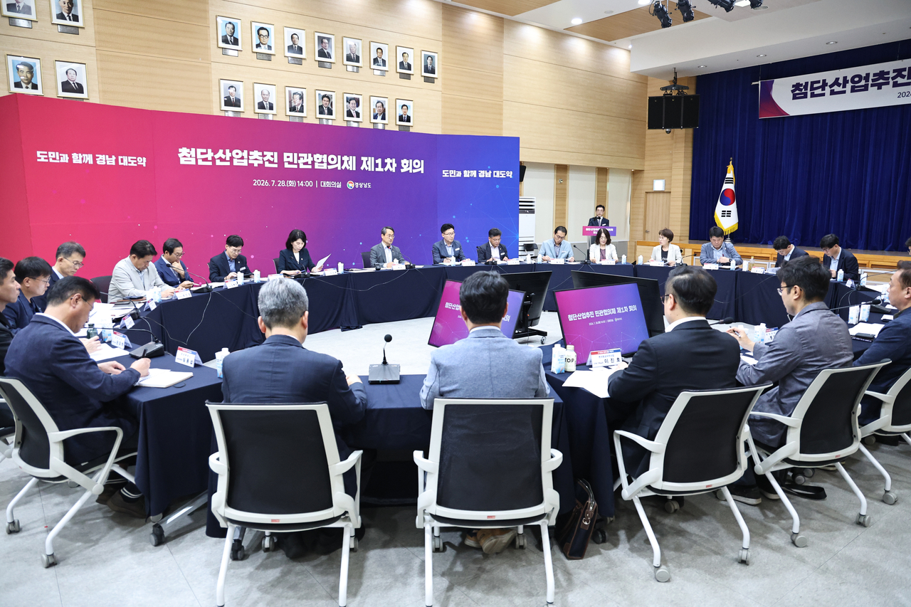 The South Gyeongsang Province Advanced Industry Promotion Task Force holds its inaugural meeting at the provincial government's main conference room on July 28, with Vice Governor Park Il-ung serving as task force chief. [South Gyeongsang Province]
