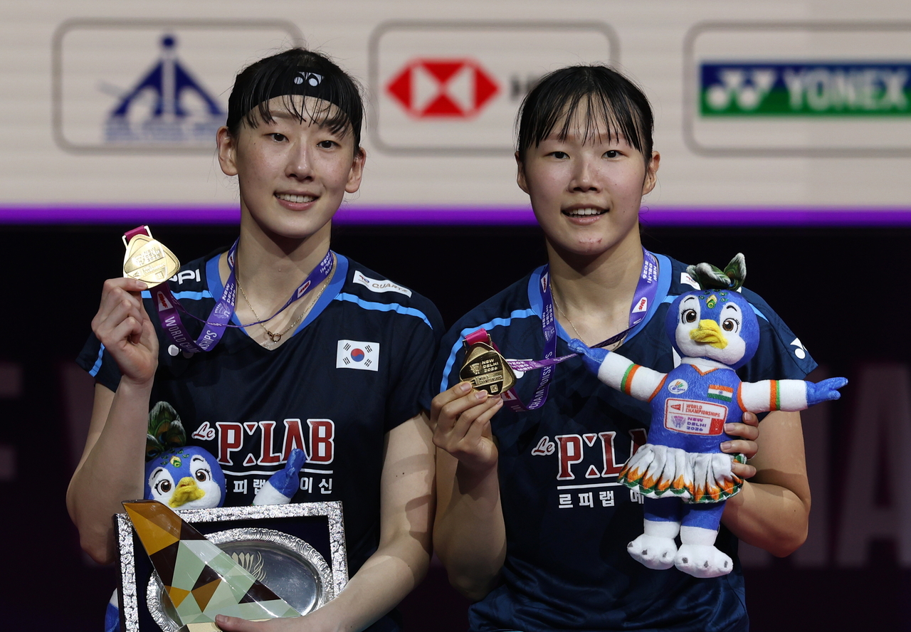 Lee So-hee (Left) and Baek Ha-na of South Korea pose with their gold medals in the women's doubles at the Badminton World Federation World Championships at Indira Gandhi Indoor Stadium in New Delhi on Sunday, in this EPA photo. (Yonhap)