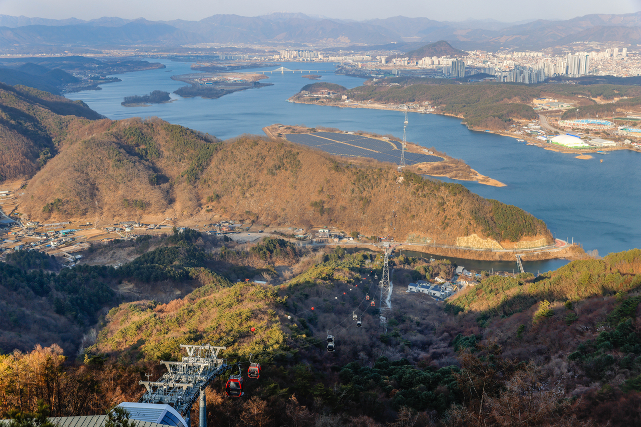 춘천 삼악산 정상부에서 북동쪽으로 본 풍경