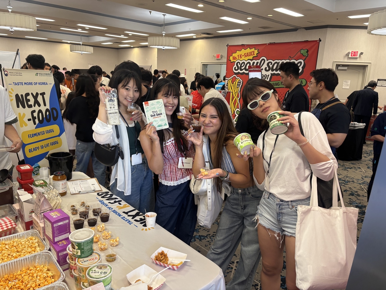 지난 22일 미국 로스앤젤레스(LA)에서 열린 ‘Taste of Korea 2026’ 행사장을 찾은 관람객들이 K-푸드 제품을 살펴보고 있다. [aT 제공]