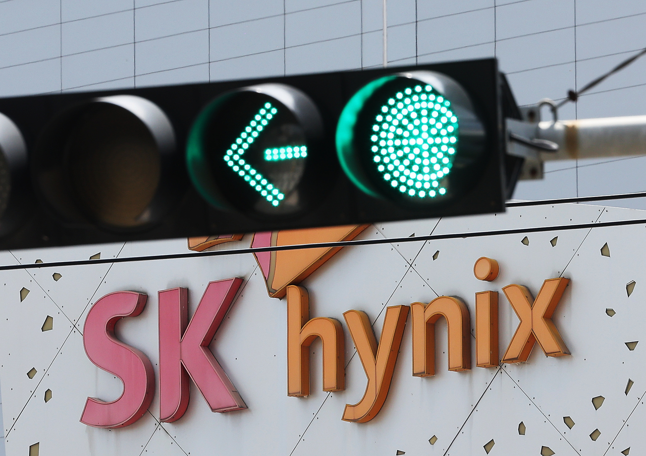 The sign of SK hynix Inc. at the company's headquarters in Icheon, some 50 kilometers southeast of Seoul, is seen in this undated file photo. (Yonhap)