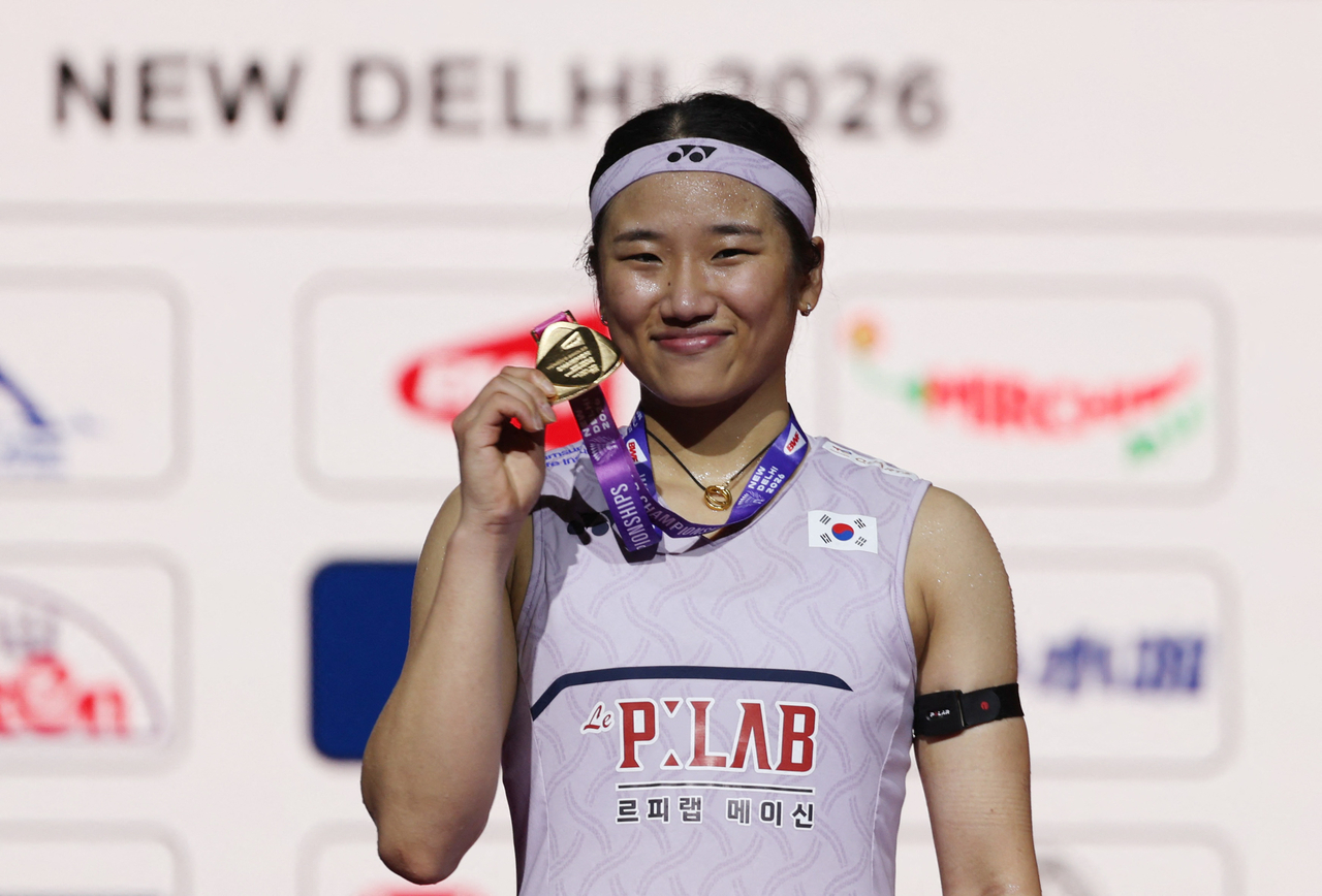 An Se-young of South Korea poses with her gold medal in the women's singles at the Badminton World Federation World Championships at Indira Gandhi Indoor Stadium in New Delhi on Sunday. (Reuters-Yonhap)