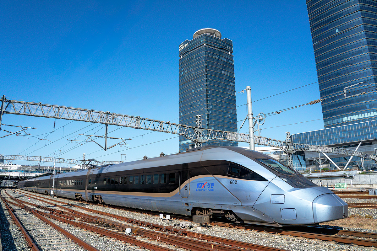 Korail headquarters and the KTX-Cheongryong train.