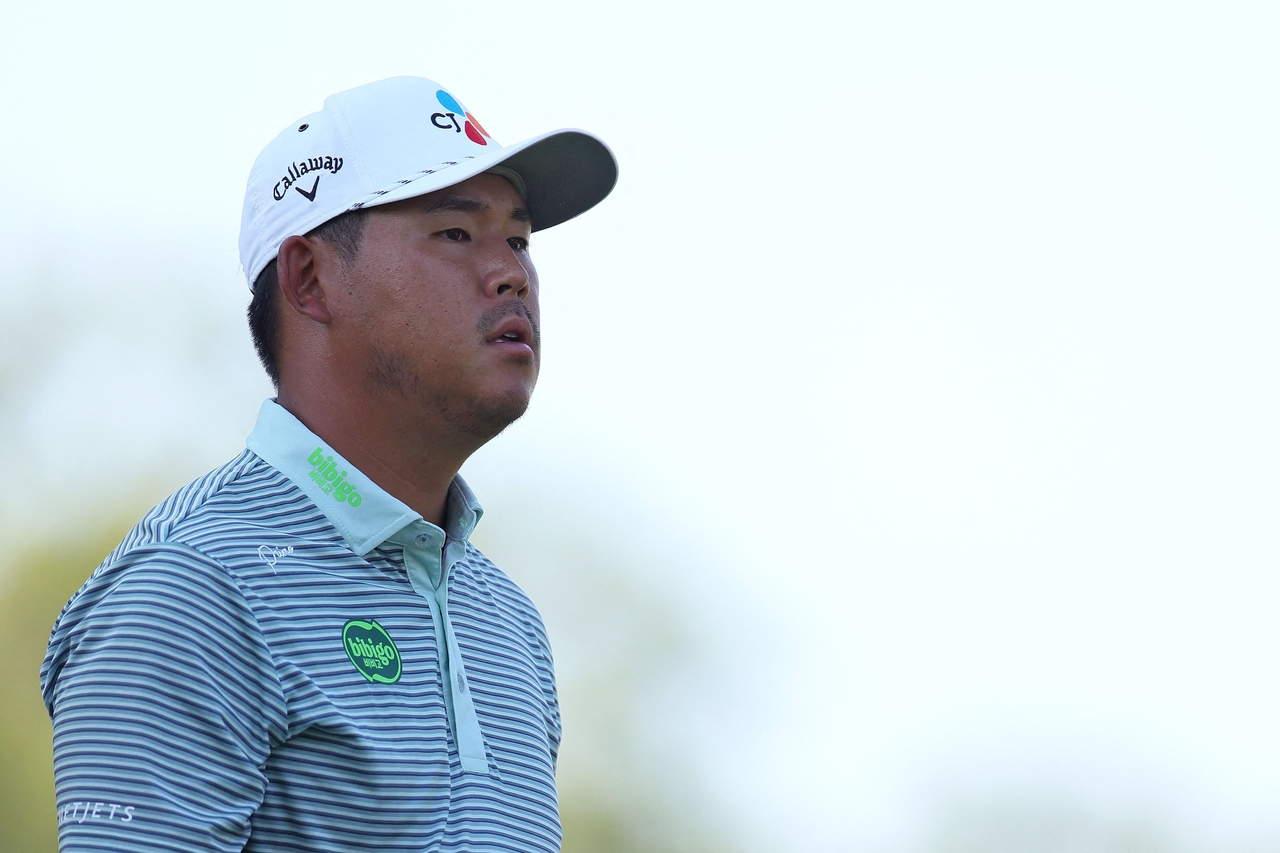 Kim Si-woo of South Korea looks on from the eighth tee during the second round of the BMW Championship at Bellerive Country Club in St. Louis on Friday, in this Getty Images photo. (Yonhap)
