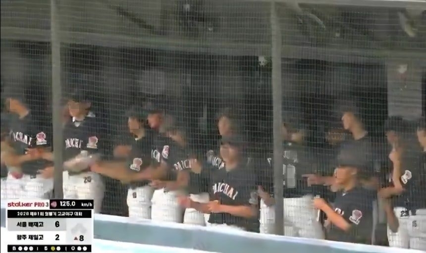 Players watch from the dugout as Paichai High School faces Gwangju Jeil High School in June. (Online community)