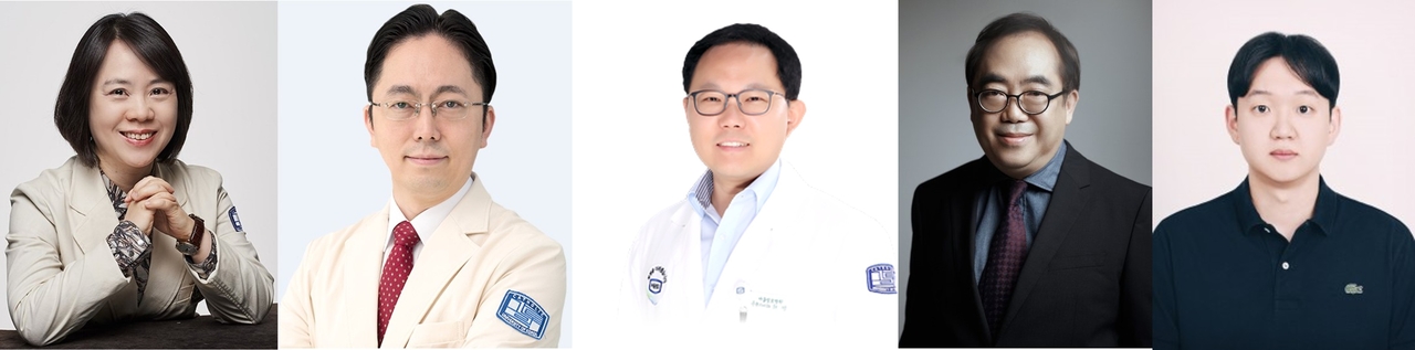 서울성모병원 정정임(왼쪽부터) 교수, 윤종찬 교수, 최영 교수, 서울시립대 안도열 교수, ㈜플로우닉스 이규한 연구소장.[서울성모병원 제공]