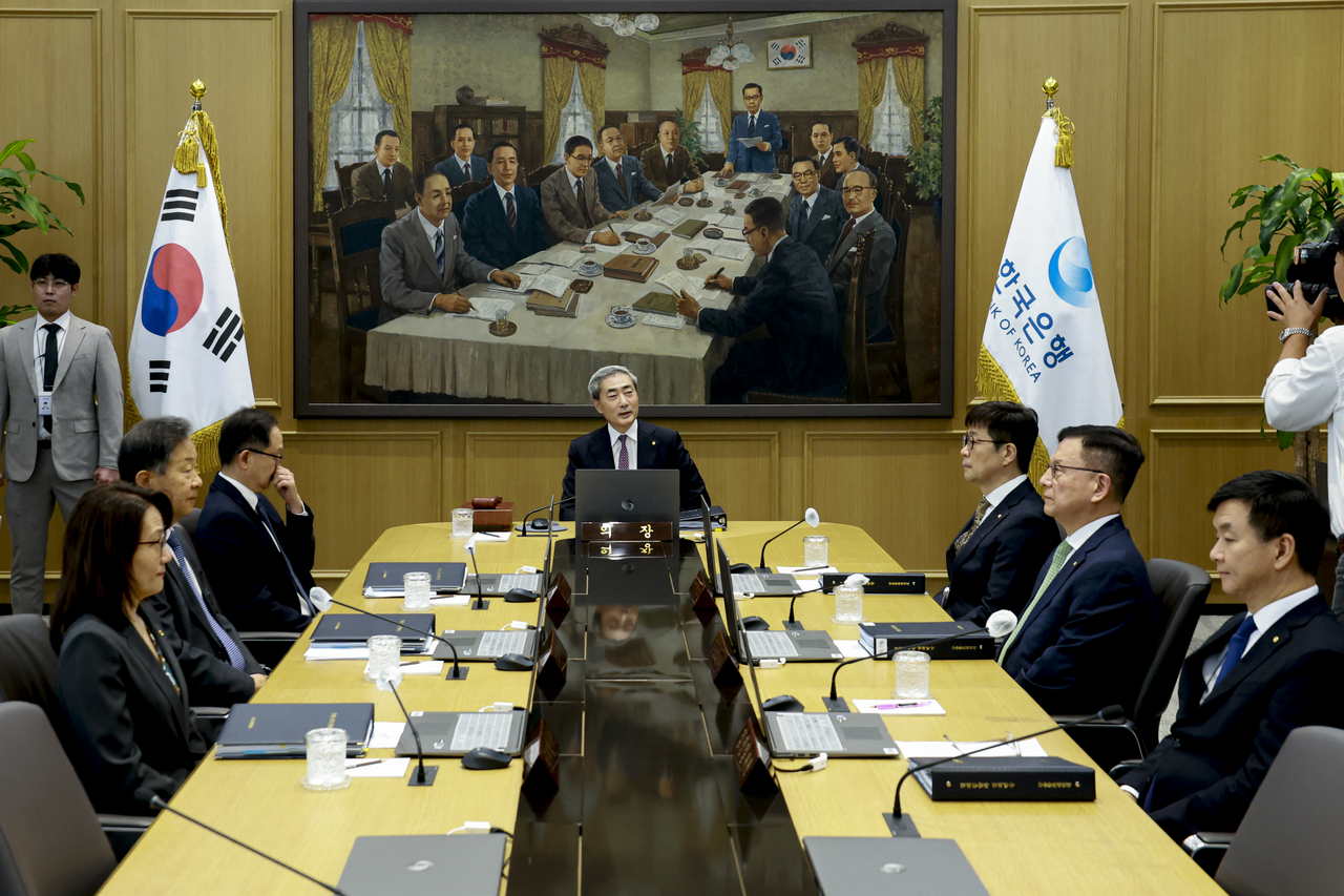 Bank of Korea Gov. Shin Hyun-song speaks at a rate-setting meeting at the bank's headquarters in central Seoul, July 16. (Im Se-jun/The Korea Herald)