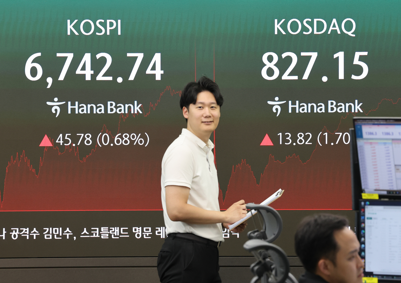 Seoul stocks end higher ahead of Nvidia earnings; KOSPI recovers from 2.4% drop to close 0.68% up at 6,742.74