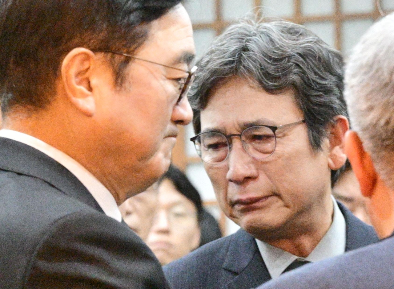 민주진보 진영을 대표하는 지식인이자 ‘빅 스피커’인 유시민 작가의 이재명 대통령 비판 발언이 나온 이후 더불어민주당은 말 그대로 벌집 쑤신 듯 어수선한 분위기다. 민주당 의원들은 유 작가를 겨냥해 ‘생트집’, ‘변절’, ‘교묘’ 등 단어를 동원해가며 강하게 비판했다. 유 작가가 지난 1월 고(故) 이해찬 전 국무총리 빈소를 찾은 모습. [뉴시스]