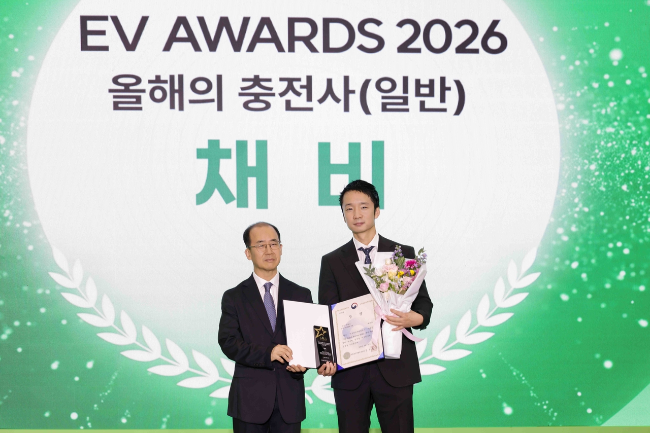‘EV어워즈 2026’에서 ‘대한민국 올해의 충전 인프라 CPO 부문 장관상’ 수상한 이동철 채비 최고운영책임자(COO)(오른쪽)와 황계영 한국자동차환경협회 회장이 기념 촬영을 하고 있다. [채비 제공]