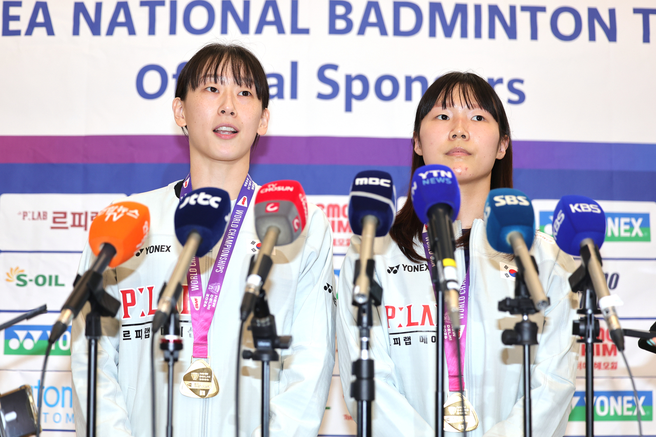 South Korean badminton players Lee So-hee (Left) and Baek Ha-na speak to reporters at Incheon International Airport, west of Seoul, on Tuesday, two days after winning the women's doubles title at the Badminton World Federation World Championships in New Delhi. (Yonhap)