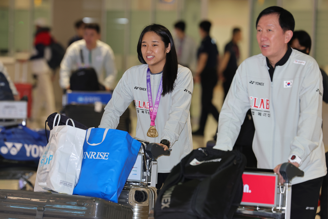 An Se-young returns to Incheon Airport on Tuesday after winning the BWF World Championships title in women's singles in New Delhi.