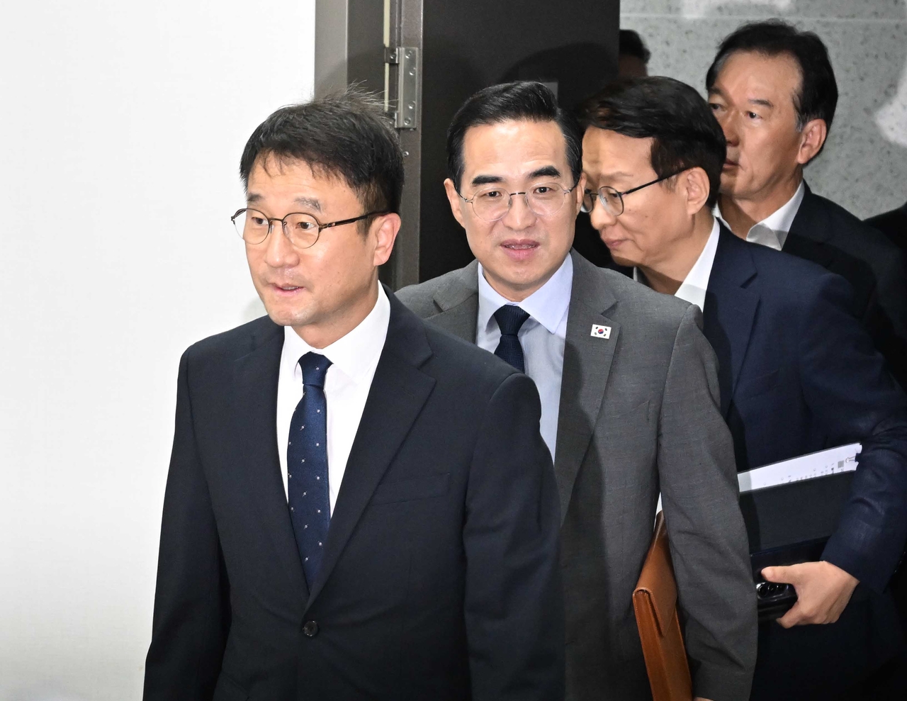 Democratic Party whip Rep. Han Byung-do (from left), Budget Planning Minister Park Hong-keun, and Democratic Party policy chief Rep. Kwon Chil-seung attend a meeting at the National Assembly on Tuesday. (Lee Sang-sub/The Korea Herald)
