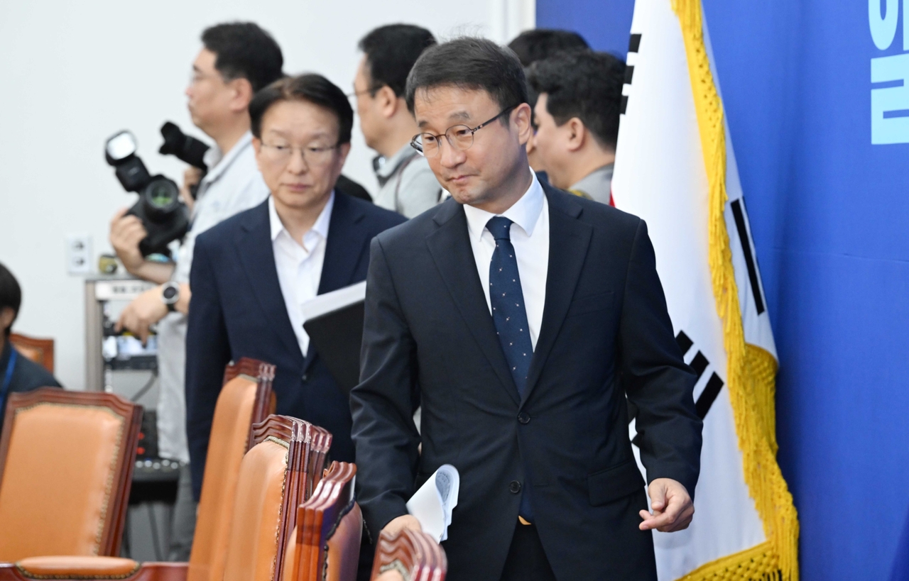 한병도 더불어민주당 원내대표가  25일 서울 여의도 국회에서 열린 원내대책회의에 참석하고 있다. 이상섭 기자