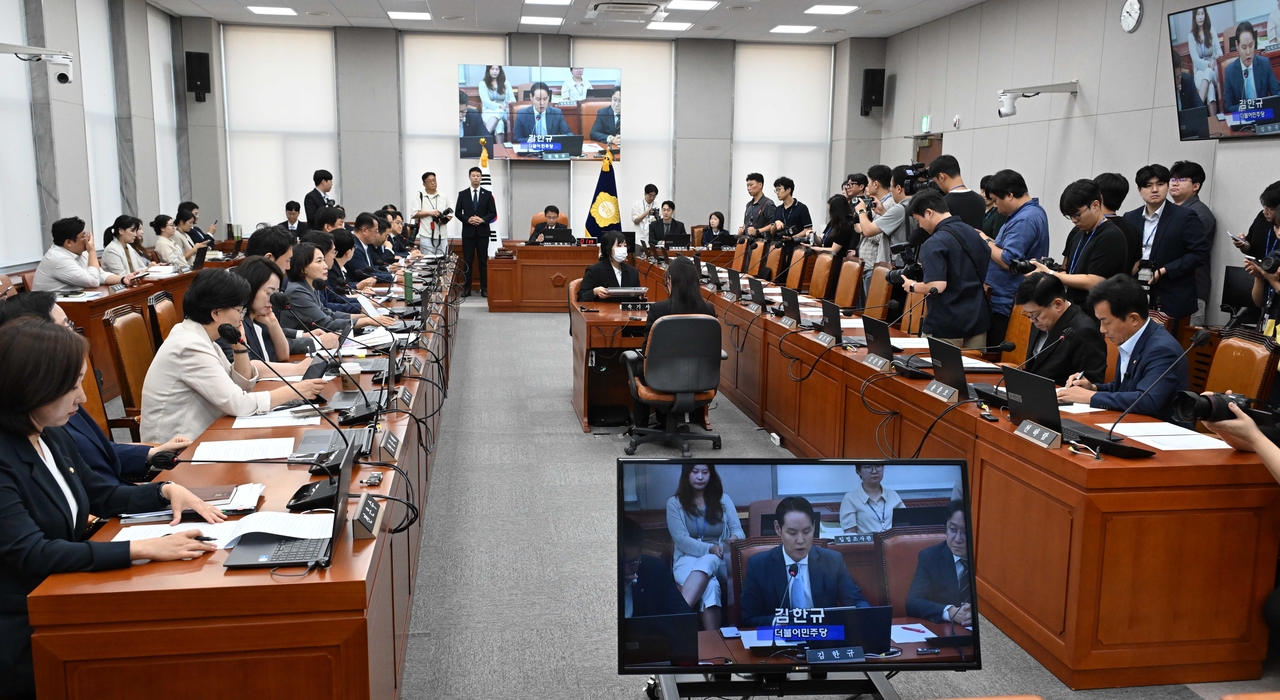 이진숙 국민의힘 의원의 제명 촉구 결의안이 상정된 25일 오전 서울 여의도 국회에서 열린 국회운영위원회 전체회의에서 한병도 위원장이 회의를 주재하고 있다. 이날 국민의힘 의원은 불참했다. 이상섭 기자