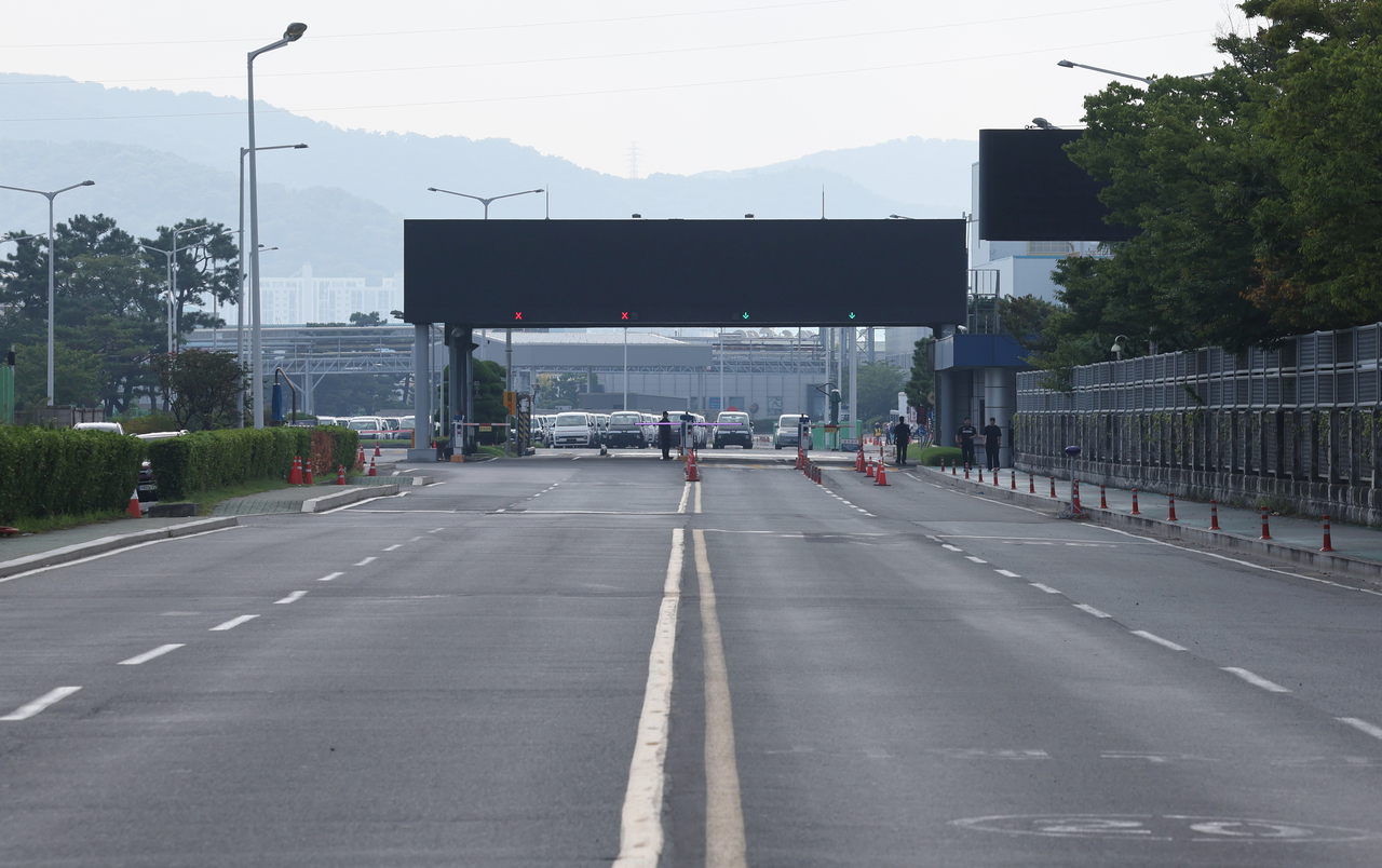The road in front of Hyundai Motor Co.'s plant in the southeastern city of Ulsan is empty on Friday, as unionized workers stage a full-day strike. (Yonhap)