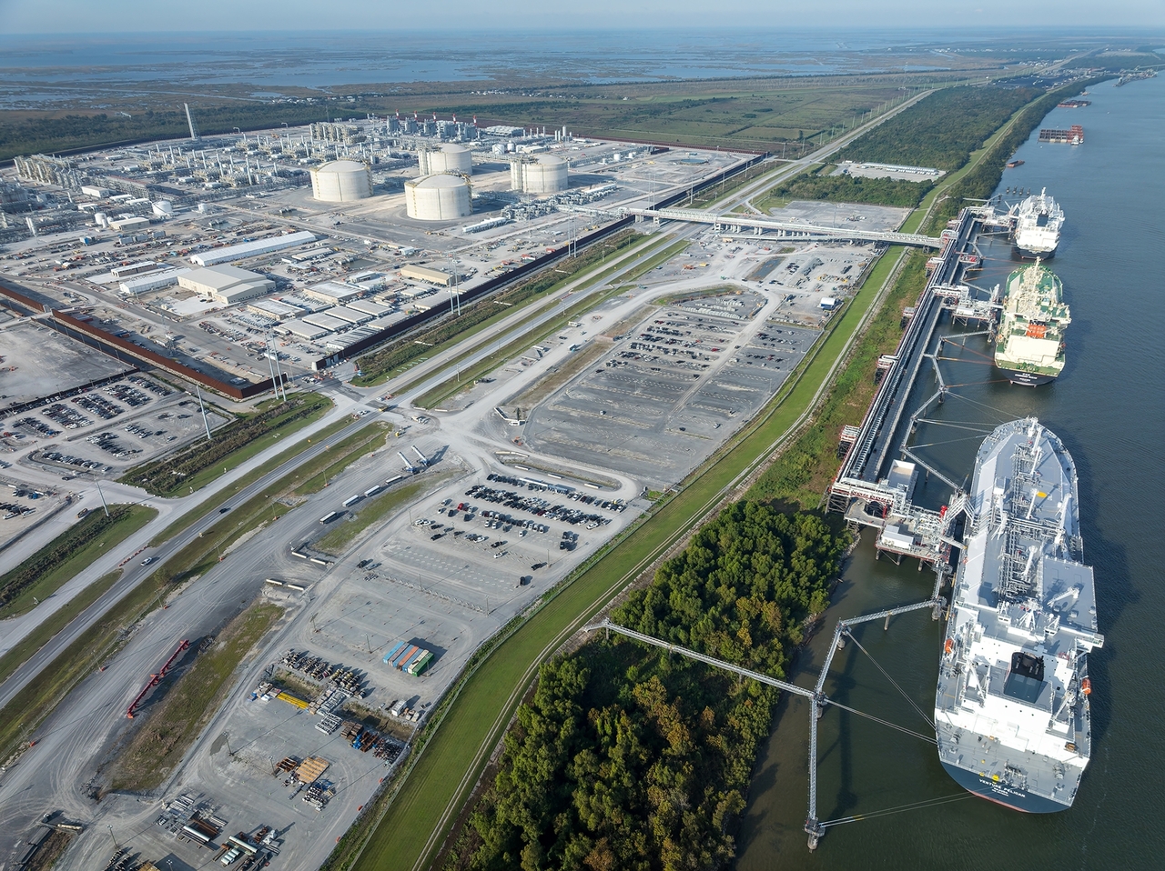 LNG carriers are docked at Venture Global’s liquefied natural gas terminal in Louisiana. (Hanwha Aerospace)