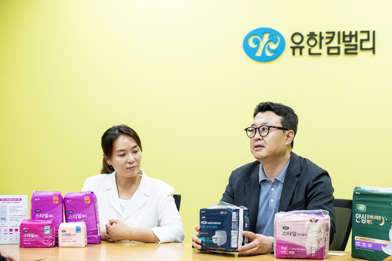 Park Young-woong, vice president of Yuhan-Kimberly's aging care products division, and Oh Han-na, head of the company's aging care marketing division (left), speak during an interview. [Yuhan-Kimberly]