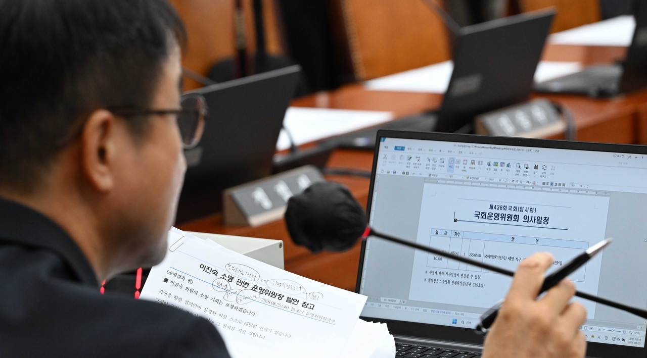 이진숙 국민의힘 의원의 제명 촉구 결의안이 상정된 25일 오전 서울 여의도 국회에서 열린 국회운영위원회 전체회의에서 한병도 위원장이 이 의원의 소명 발언을 살펴보고 있다.   이상섭 기자