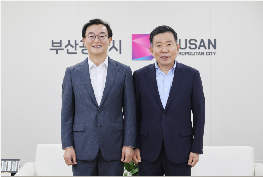 2026년 부산시 노사민정협의회 본회의가 25일 오후 시청 회의실에서 열렸다. 사진은 지난 11일 전재수(왼쪽) 부산시장이 이해수 한국노총 부산지역 본부 의장을 접견하는 모습. [부산시 제공]