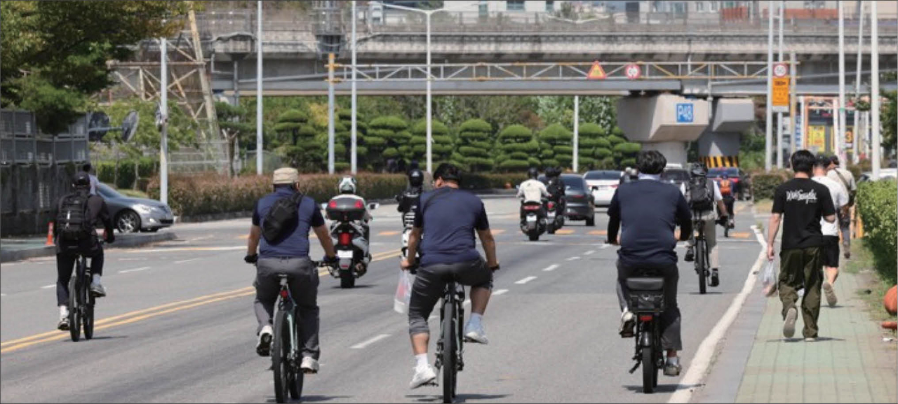 현대자동차 노사가 60시간에 달하는 파업 끝에 올해 임금 및 단체협약 교섭에서 잠정합의안을 확정했다. 10년 만에 전면 파업이라는 최악의 상황은 피했지만, 일부 합의안은 재계 전반에 부정적 영향을 미칠 수 있다는 전망도 나오고 있다. 사진은 울산 현대차 직원들이 자전거로 퇴근하는 모습.  [연합]