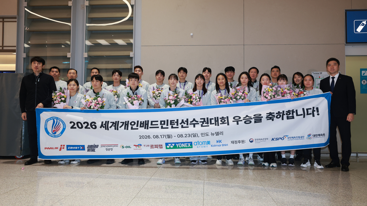 The South Korean badminton team poses for a group photo at Incheon Airport on Tuesday after returning from the BWF World Championships in New Delhi.