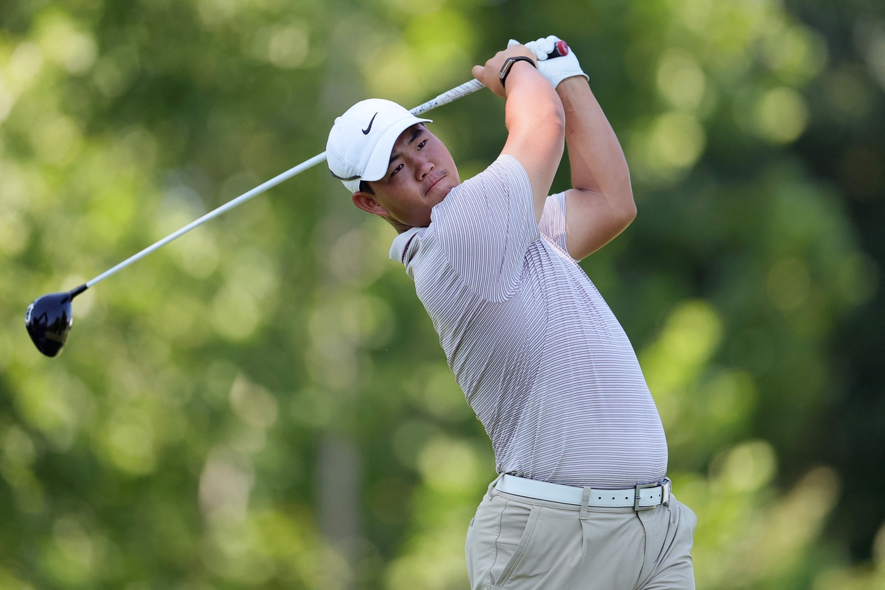 Tom Kim of South Korea tees off on the eighth hole during the second round of the BMW Championship at Bellerive Country Club in St. Louis on Friday, in this Getty Images photo. (Yonhap)